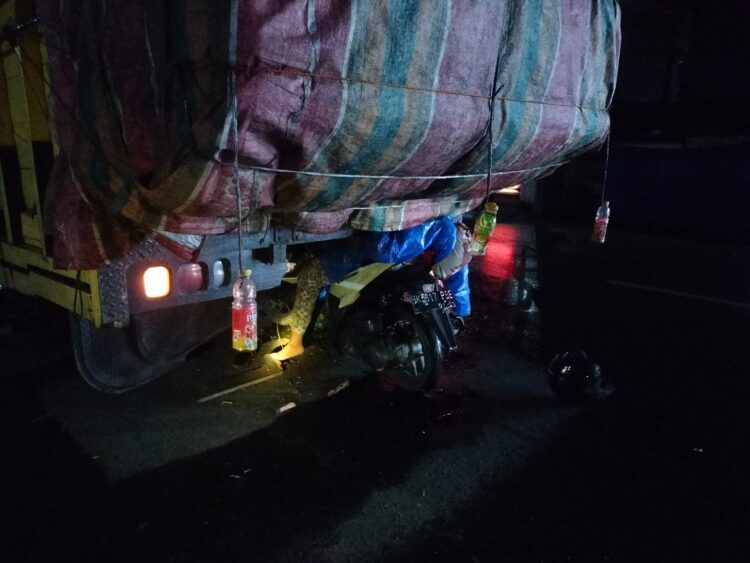 Pengemudi Sepeda Motor Tewas Usai Tabrak Truk Parkir 