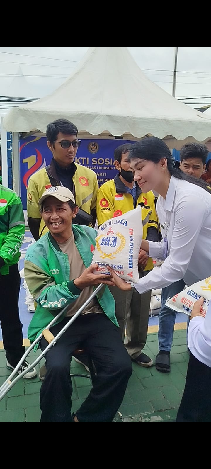 Sambut Hari Bakti Kemenimipas, Imigrasi Medan Salurkan 2,5 Ton Beras Ke Ojol Dan Warga