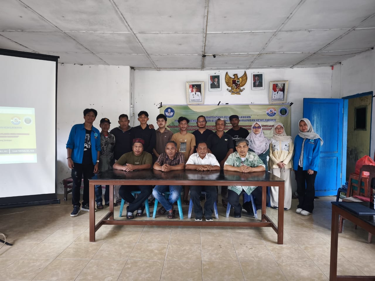 Dosen UNHAR Edukasi Warga Olah Sampah Plastik Jadi Bahan Baku Batako