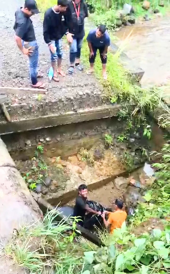 Warga Geumpang Jatuh Ke Sungai, Desakan Bangun Jembatan Bailey Mengemuka