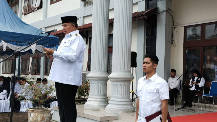 Peringatan HKN Ke-61 Di Agara, Bupati Salim Fakhry Beri Penghargaan Sejumlah Tenaga Kesehatan