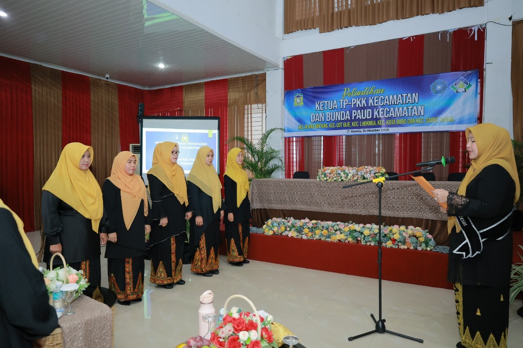 Ketua TP PKK Aceh Besar Lantik Lima Ketua TP PKK dan Kukuhkan Bunda PAUD Kecamatan