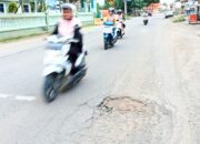 Lubang Jalan Lingkar Sigli Ancam Pengendara