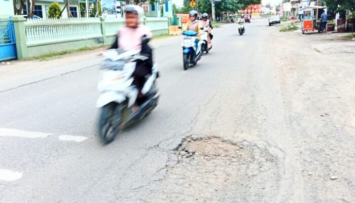 Lubang Jalan Lingkar Sigli Ancam Pengendara