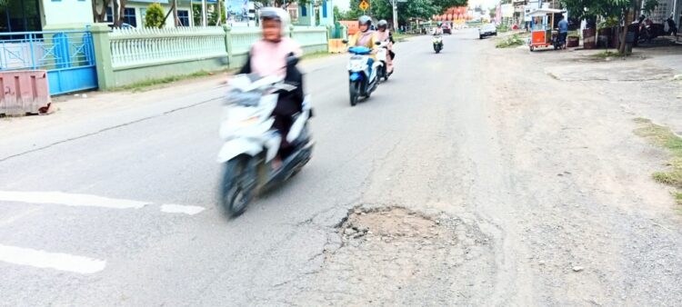 Lubang Jalan Lingkar Sigli Ancam Pengendara