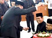 Bupati Pidie Lantik Tgk Muhammad Diah Adam Pimpin Majelis Adat Aceh