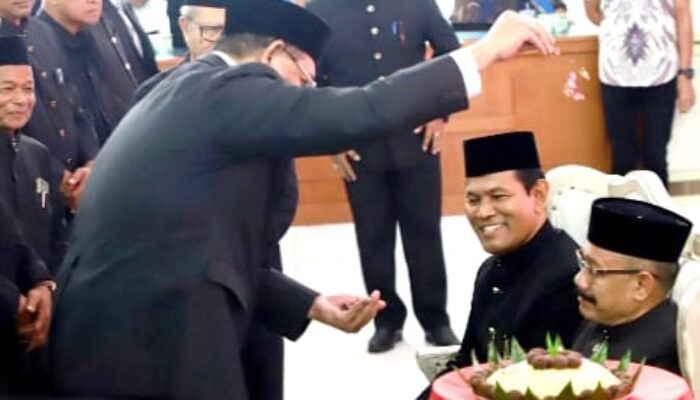 Bupati Pidie Lantik Tgk Muhammad Diah Adam Pimpin Majelis Adat Aceh