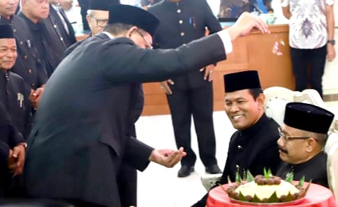 Bupati Pidie Lantik Tgk Muhammad Diah Adam Pimpin Majelis Adat Aceh