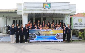 Program yang berlangsung sejak 29 Oktober 2025 itu melibatkan tiga program studi, yaitu Sarjana Farmasi Klinis, Kesehatan Masyarakat, dan Keperawatan. Bertajuk “Inovasi Briket Limbah Organik dan Filtrasi Air untuk Pemberdayaan Nelayan di Desa Pantai Cermin Kiri Kabupaten Serdang Bedagai”, kegiatan ini dipandu oleh apt. Hariyadi Dharmawan Syahputra, M.Farm, bersama Prof. Dr. Emi Girsang, M.Si., serta Dr. dr. Linda Chiuman, M.Kes., M.Biomed., Sp.KKLP. Tidak kurang dari 20 mahasiswa ikut turun langsung mendampingi warga.