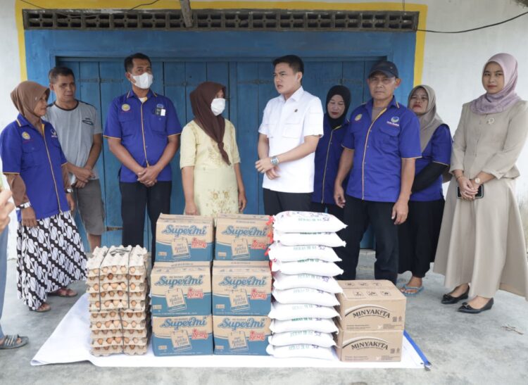 Keluarga Korban Kebakaran Terima Bantuan Dari Ricky Anthony