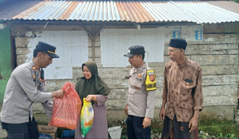 Polsek Labuhanhaji Timur Jumat Berkah, Bantu Sembako Warga Kurang Mampu