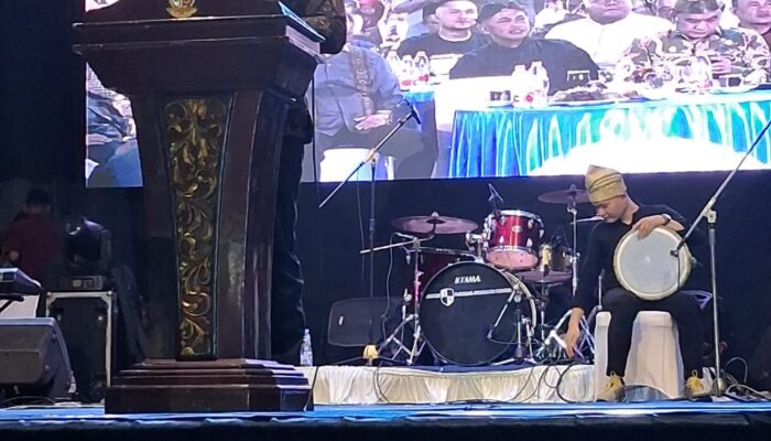 Ribuan Warga Serbu Pesta Budaya Deliserdang, Asri Ludin Tambunan Menari Dengan Anak-Anak