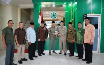 General Manager PLN UID Sumatera Utara, Mundhakir saat menyampaikan Buku LUTD karyanya, sebagai wujud hadirnya PLN untuk masyarakat Prasejahtera.