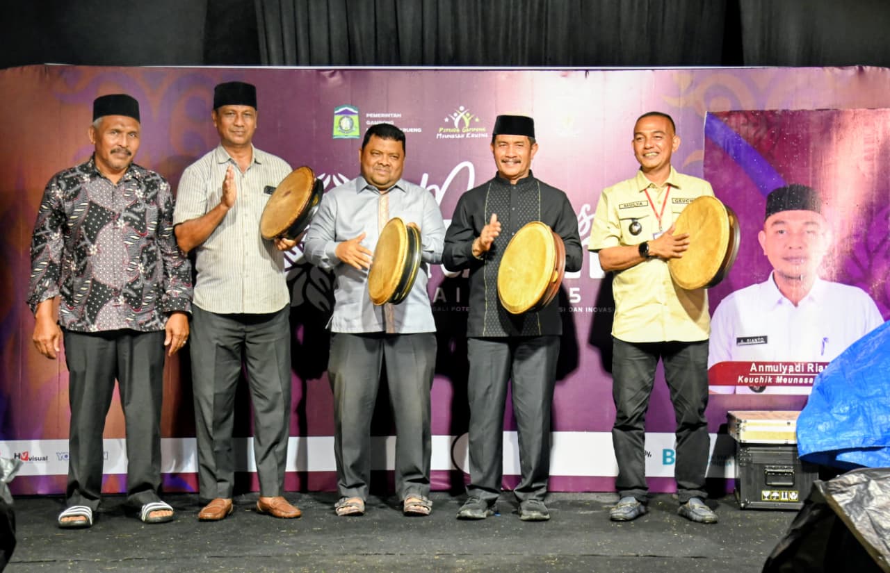 Diiringi Guyuran Hujan Deras Dan Dentuman Rapai, Wabup Syukri Buka Meunasah Krueng Fair 2025