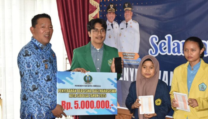 Pemko Sibolga Serahkan 200 Beasiswa Pendidikan, Dorong Akselerasi SDM Menuju Indonesia Emas 2045