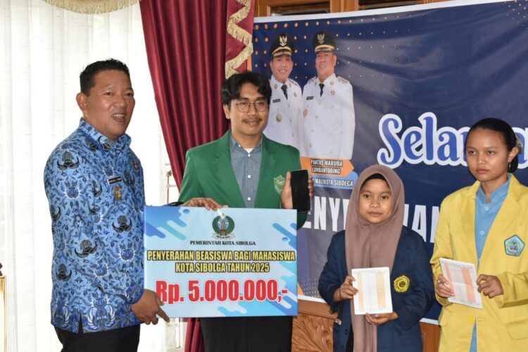 Pemko Sibolga Serahkan 200 Beasiswa Pendidikan, Dorong Akselerasi SDM Menuju Indonesia Emas 2045