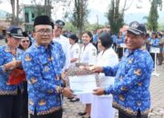 Peringati Hari Kesehatan, Wabup Samosir Serahkan Penghargaan