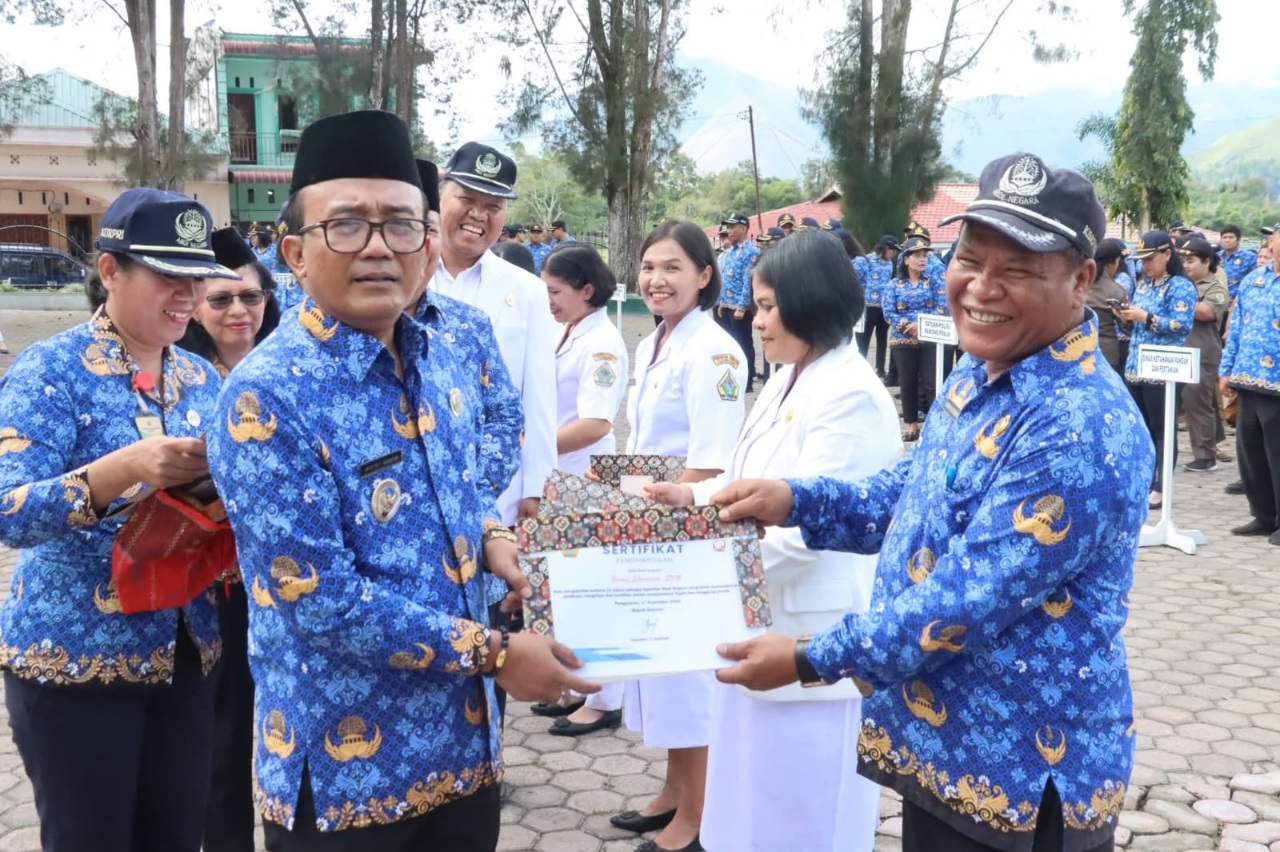 Peringati Hari Kesehatan, Wabup Samosir Serahkan Penghargaan
