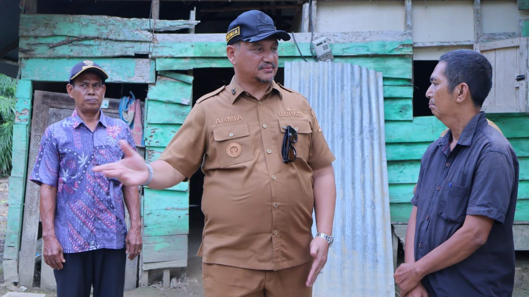 Bupati Aceh Tamiang Tinjau Rumah Warga Teluk Halban Nyaris Ambruk