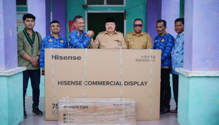Bupati TRK Serahkan 173 Smart TV Ke Sekolah Di Nagan Raya