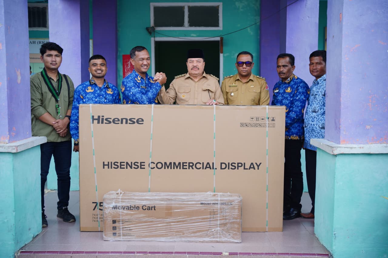 Bupati TRK Serahkan 173 Smart TV Ke Sekolah Di Nagan Raya