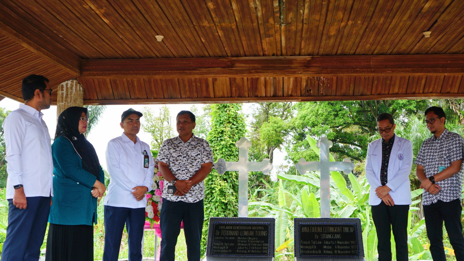 HKN Ke-61, RS Adam Malik Ziarahi Makam Menkes dr FL Tobing Di Tapteng