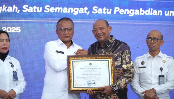 Bupati Syah Afandin Terima Penghargaan Pada Hari Bhakti Kementerian Imigrasi Dan Kemasyarakatan