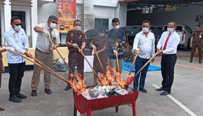 Kejari Toba Musnahkan Barang Bukti 55 Perkara Tindak Pidana Umum Inkracht 2025