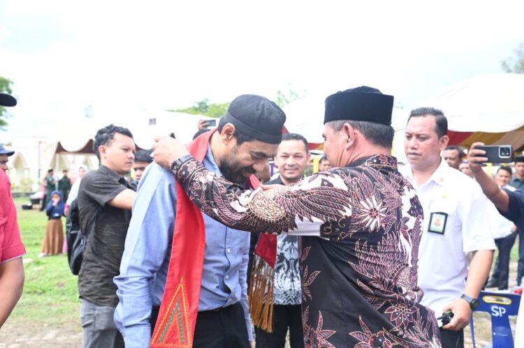 Gubernur Aceh dan Ribuan Masyarakat Aceh Besar Santap Hidangan Maulid Di Kota Jantho