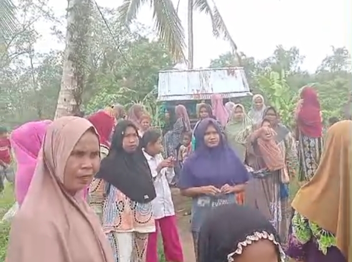 Emak-emak Gerebek “Sarang Narkoba” Di Batumundom