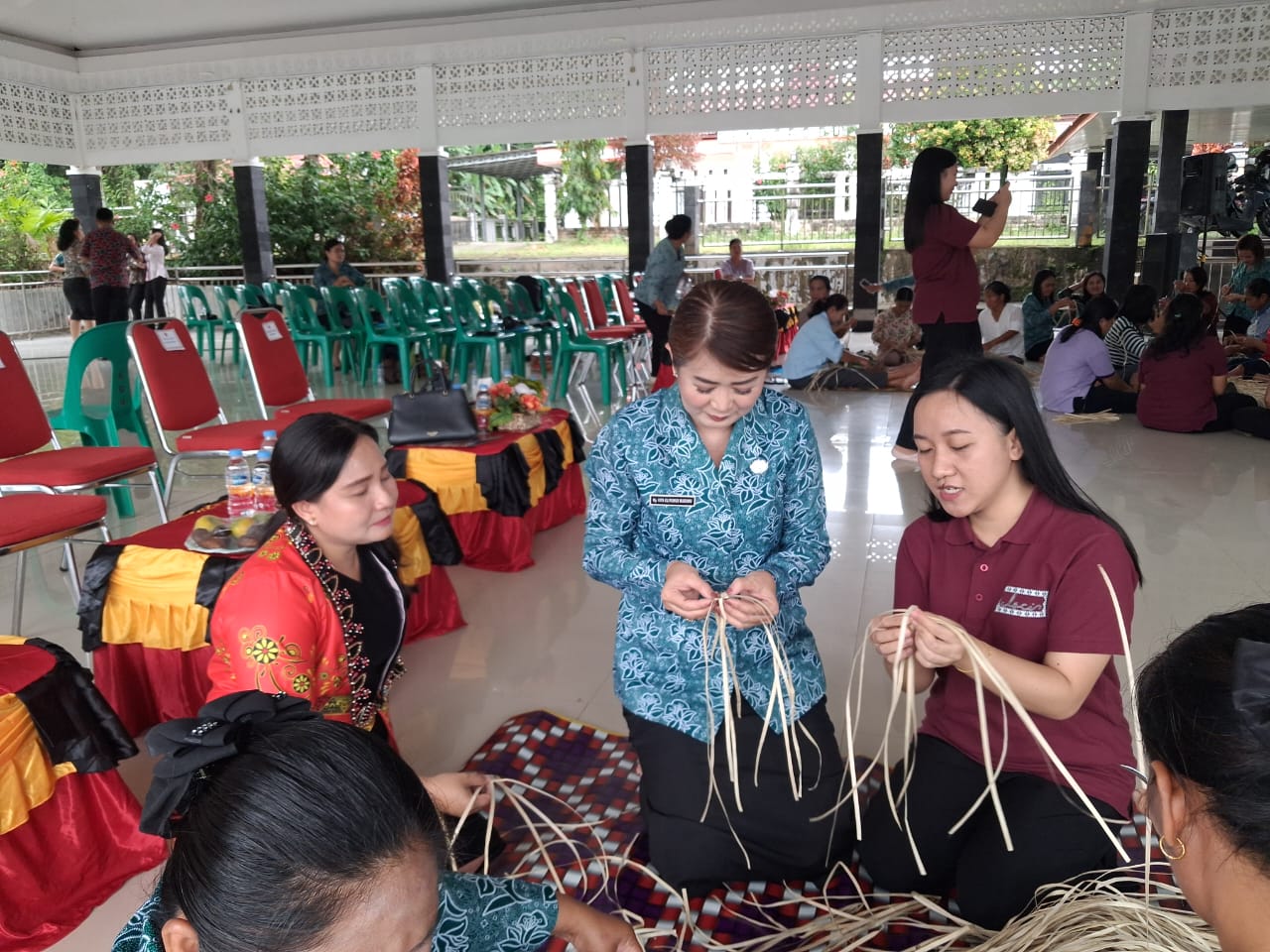 Dinas PMD Bersama TP PKK Nisbar Gelar Pelatihan Mengayam, Pembuatan Sabun Dan Pemasaran Digital