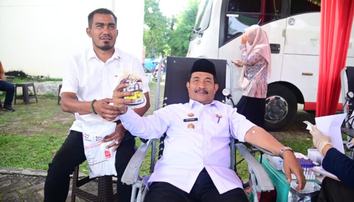 Wabup Syukri Donor Darah Pada Peringatan Uroe Lahe Ke-69 Aceh Besar