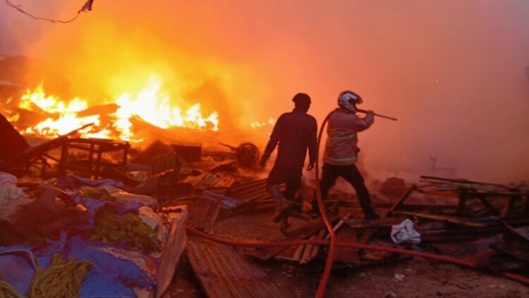 Puluhan Lapak Di Pasar Induk Sidikalang Ludes Terbakar