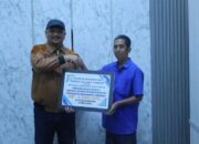 Bupati Aceh Tamiang Serahkan Bantuan Modal Usaha Untuk Zainal Arifin