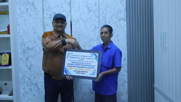 Bupati Aceh Tamiang Serahkan Bantuan Modal Usaha Untuk Zainal Arifin
