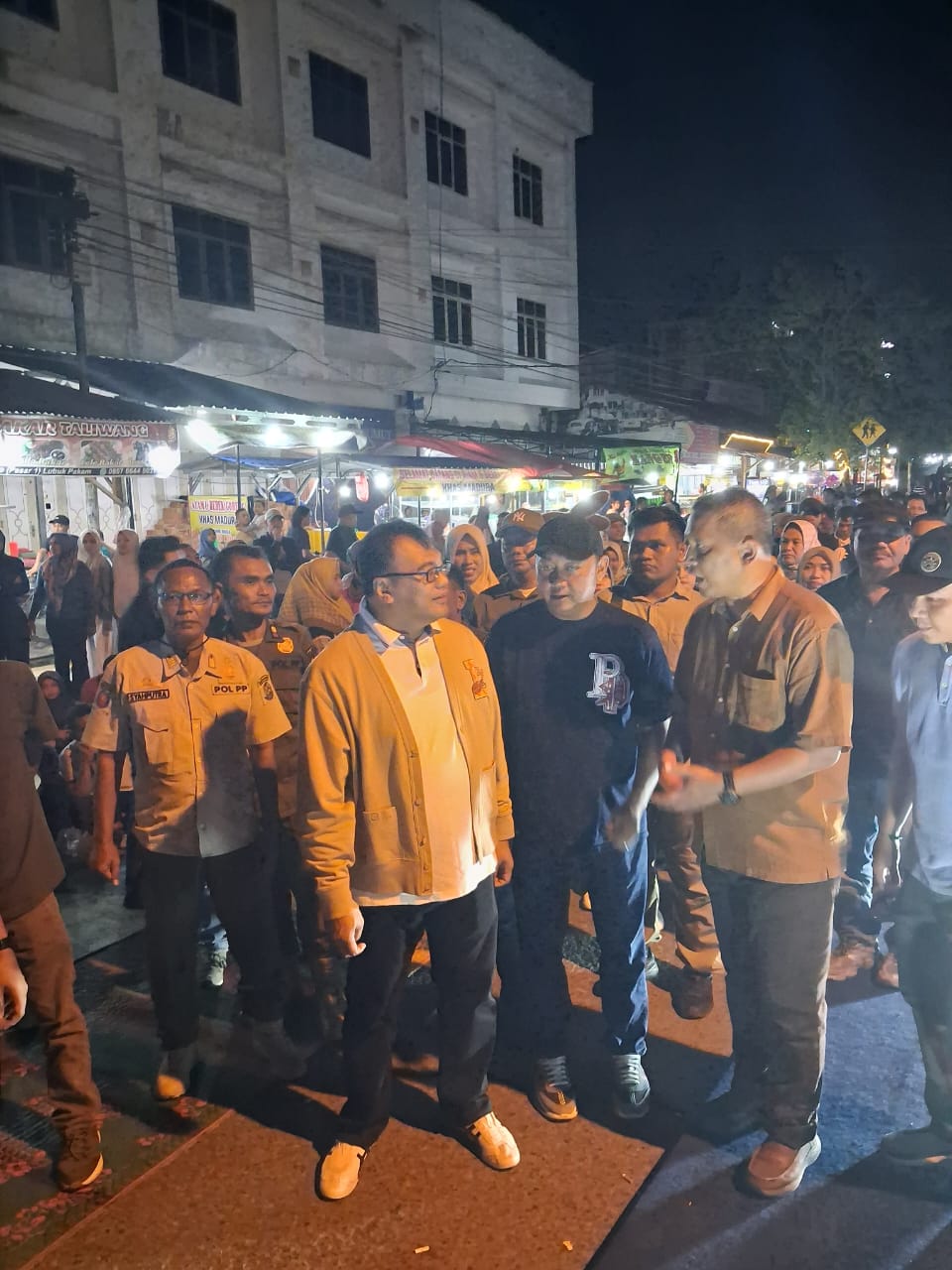 Asri Ludin Tambunan Diserbu Warga Saat Hadiri Deliserdang Weekend Jalan Diponegoro Lubukpakam