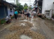 Warga Dusun Utama Gotong Royong Cor Jalan Berlubang