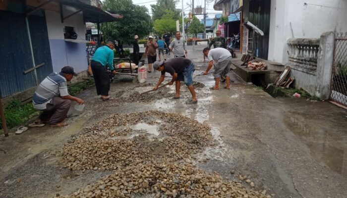 Warga Dusun Utama Gotong Royong Cor Jalan Berlubang