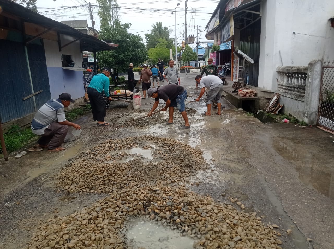 Warga Dusun Utama Gotong Royong Cor Jalan Berlubang