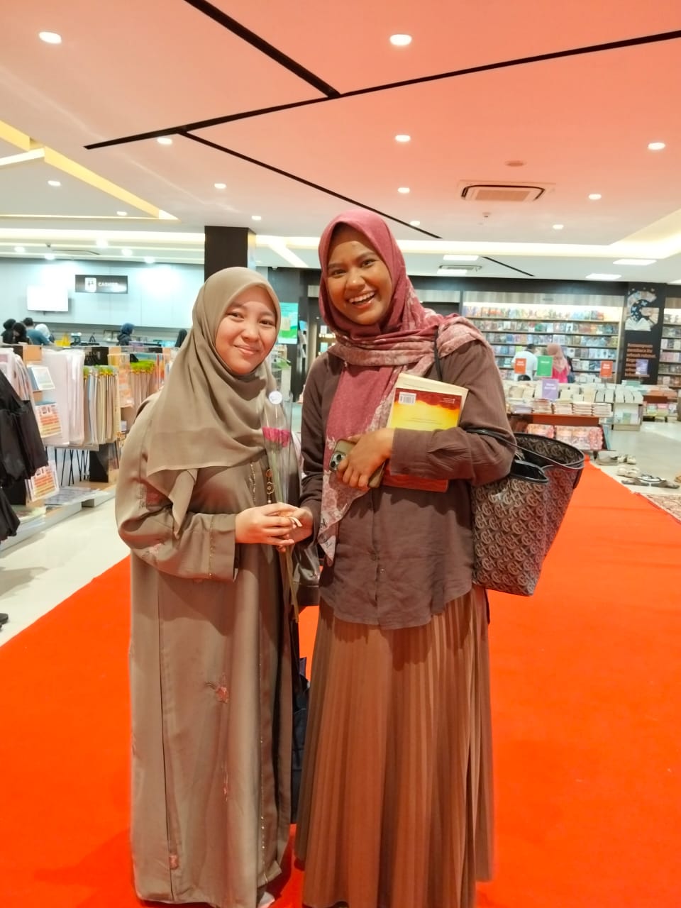 Setangkai Bunga Untuk Perempuan Aceh: Aksi Simbolis Komunitas Suara Hati