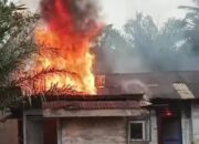 Dua Rumah Terbakar Di Desa Teluk Meku 