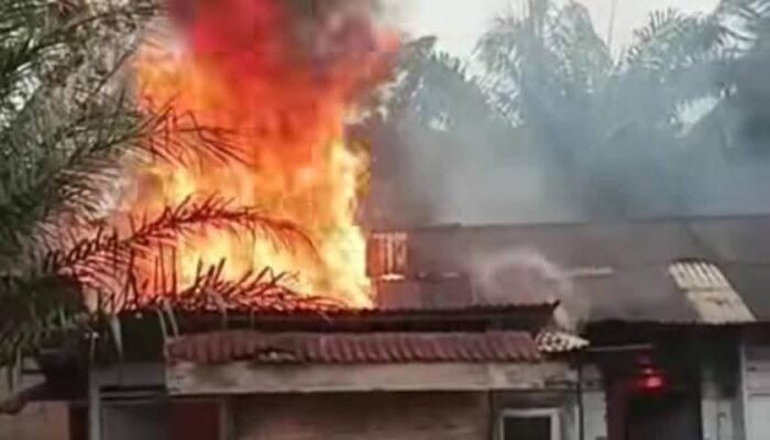 Dua Rumah Terbakar Di Desa Teluk Meku 