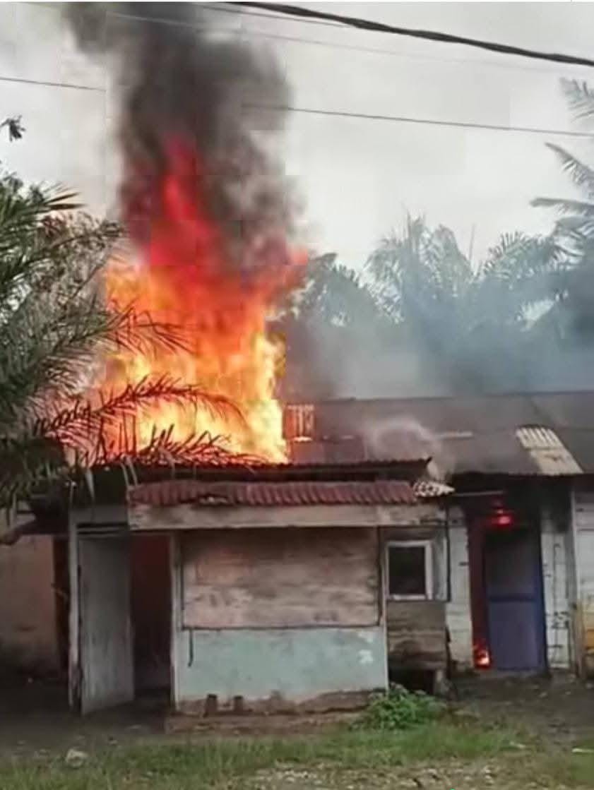 Dua Rumah Terbakar Di Desa Teluk Meku 