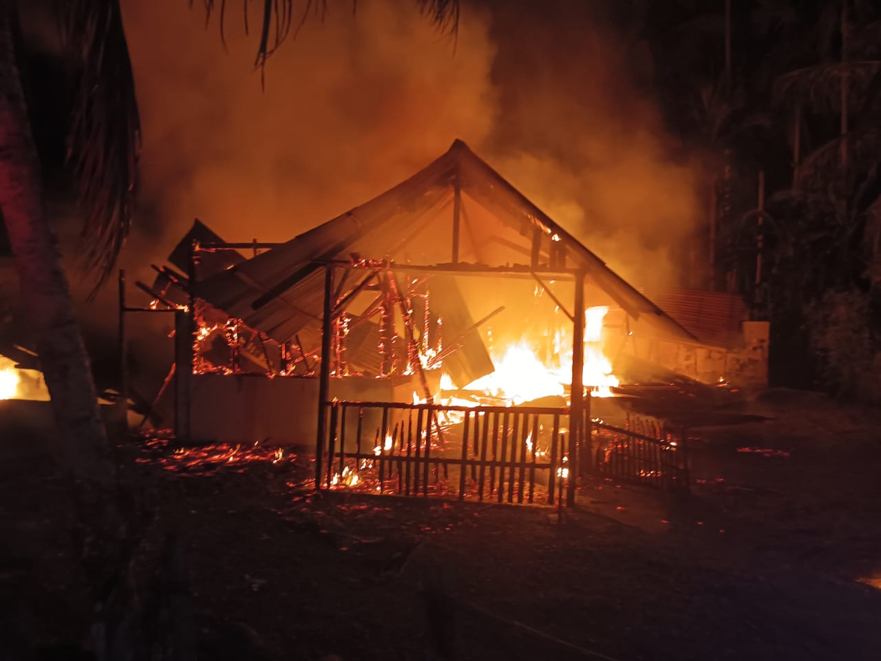 Satu Rumah Semi Permanen Ludes Terbakar Di Seunagan Timur