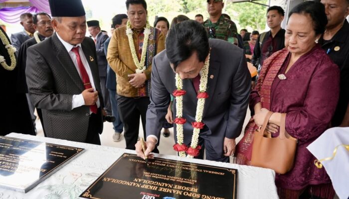 Bupati Samosir Dampingi Ketua DEN Resmikan Sopo Godang HKBP Nainggolan