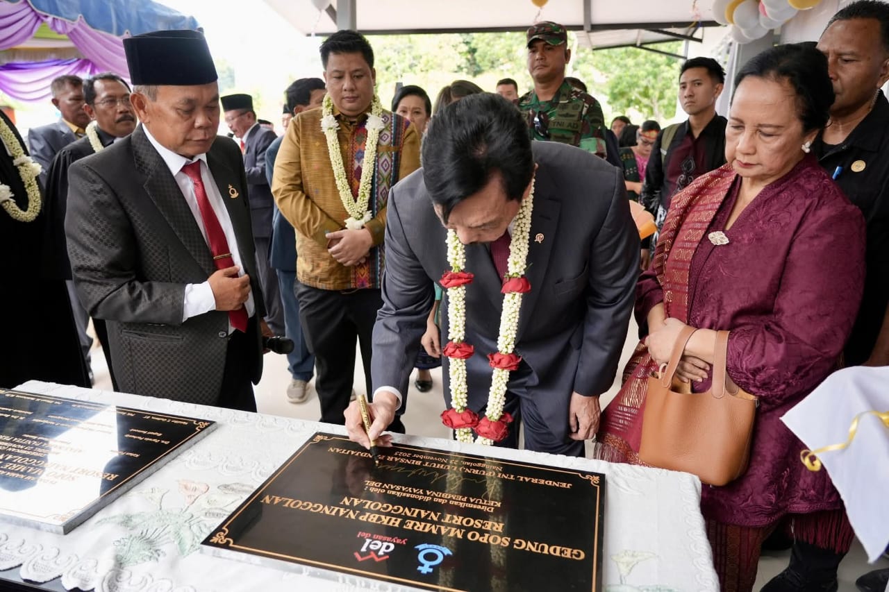 Bupati Samosir Dampingi Ketua DEN Resmikan Sopo Godang HKBP Nainggolan