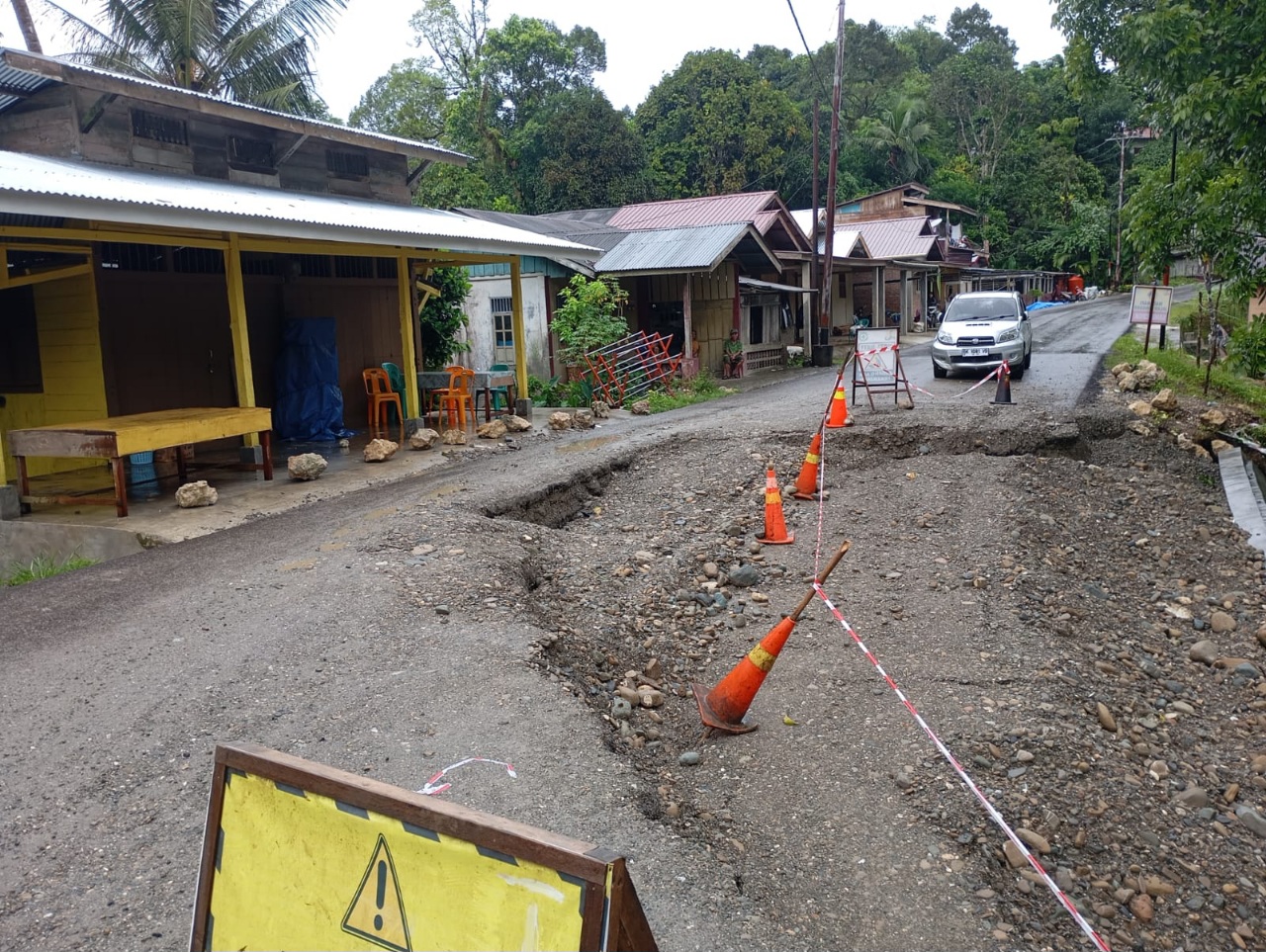 Jalan Provinsi Ruas Gunungsitoli Menuju Nias Barat  Terancam Putus