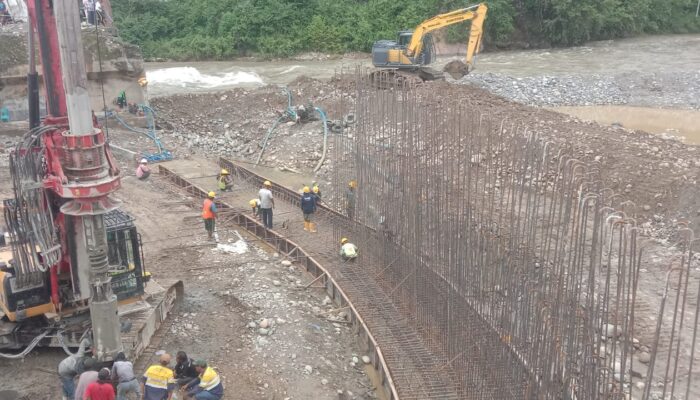 Rekanan Diminta Serius Rampungkan Pembangunan Jembatan Rangka Baja Mbarung