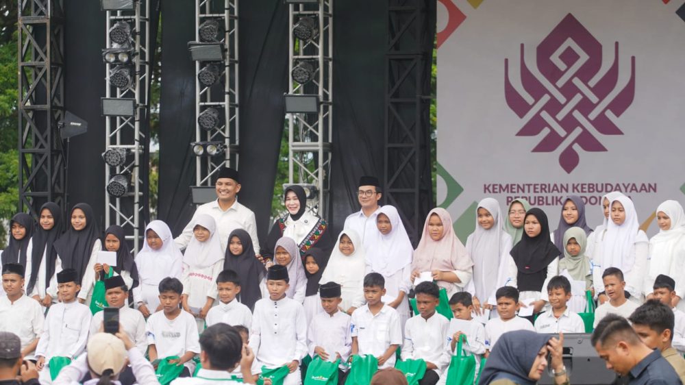 Peringati Maulid Nabi, Wali Kota Illiza Santuni 250 Anak Yatim