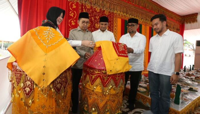 Kala Illiza Suguhi Idang Meulapeh Untuk Menteri Fadli Zon